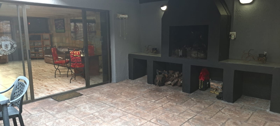 5 Bedroom Property for Sale in Lansdowne Western Cape